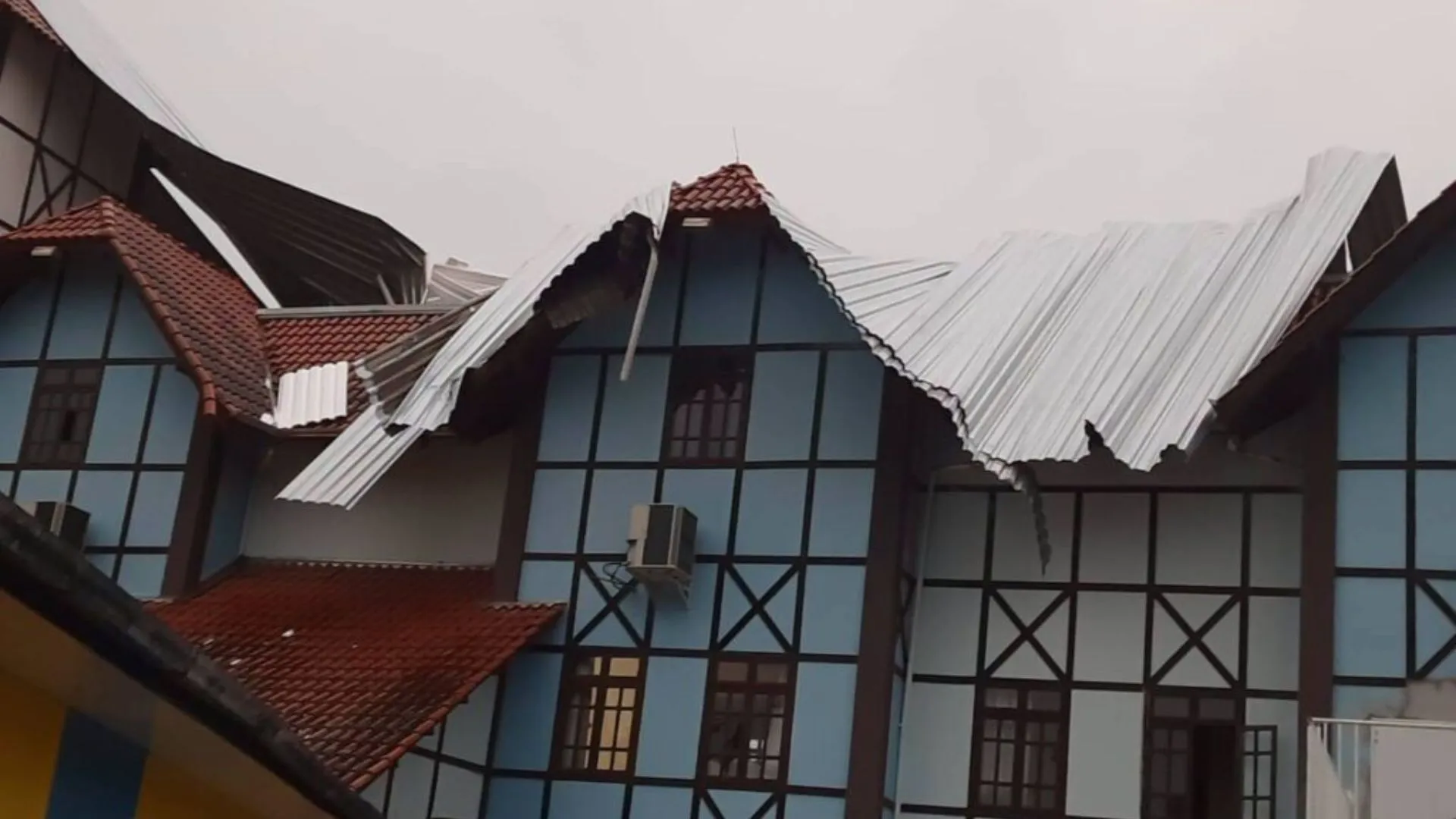 Temporal arranca cobertura do Centro de Eventos de Piratuba