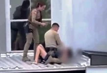 Policiais ficam feridos após telhado desabar durante ocorrência Policiais ficam feridos após telhado desabar durante ocorrência