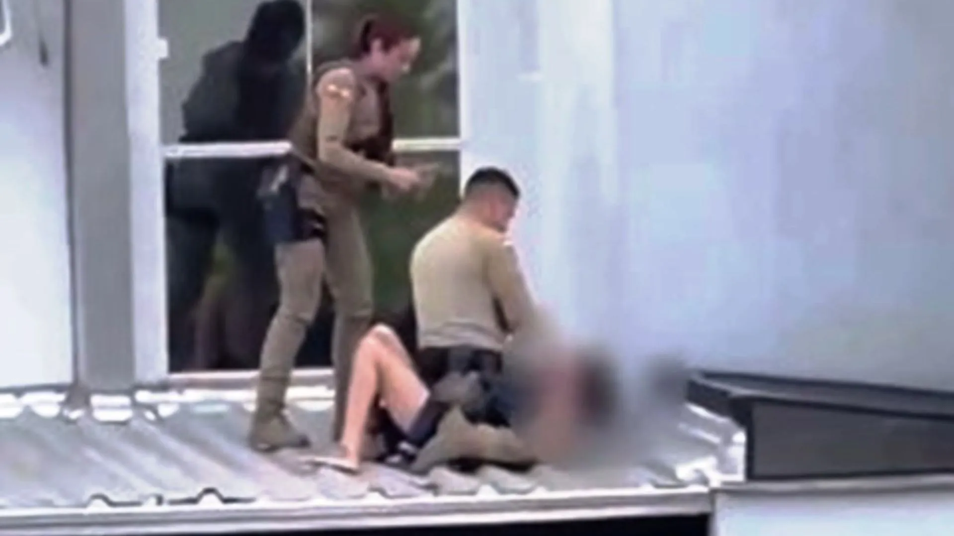 Policiais ficam feridos após telhado desabar durante ocorrência