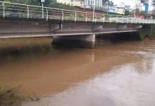 Rio do Peixe recua, mas Defesa Civil mantém alerta em Caçador Rio do Peixe recua, mas Defesa Civil mantém alerta em Caçador