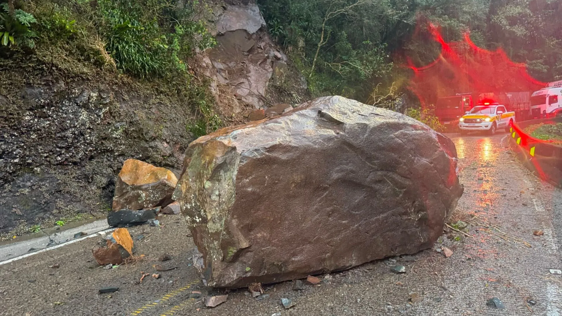 Deslizamento de rochas interdita Serra do Rio do Rastro