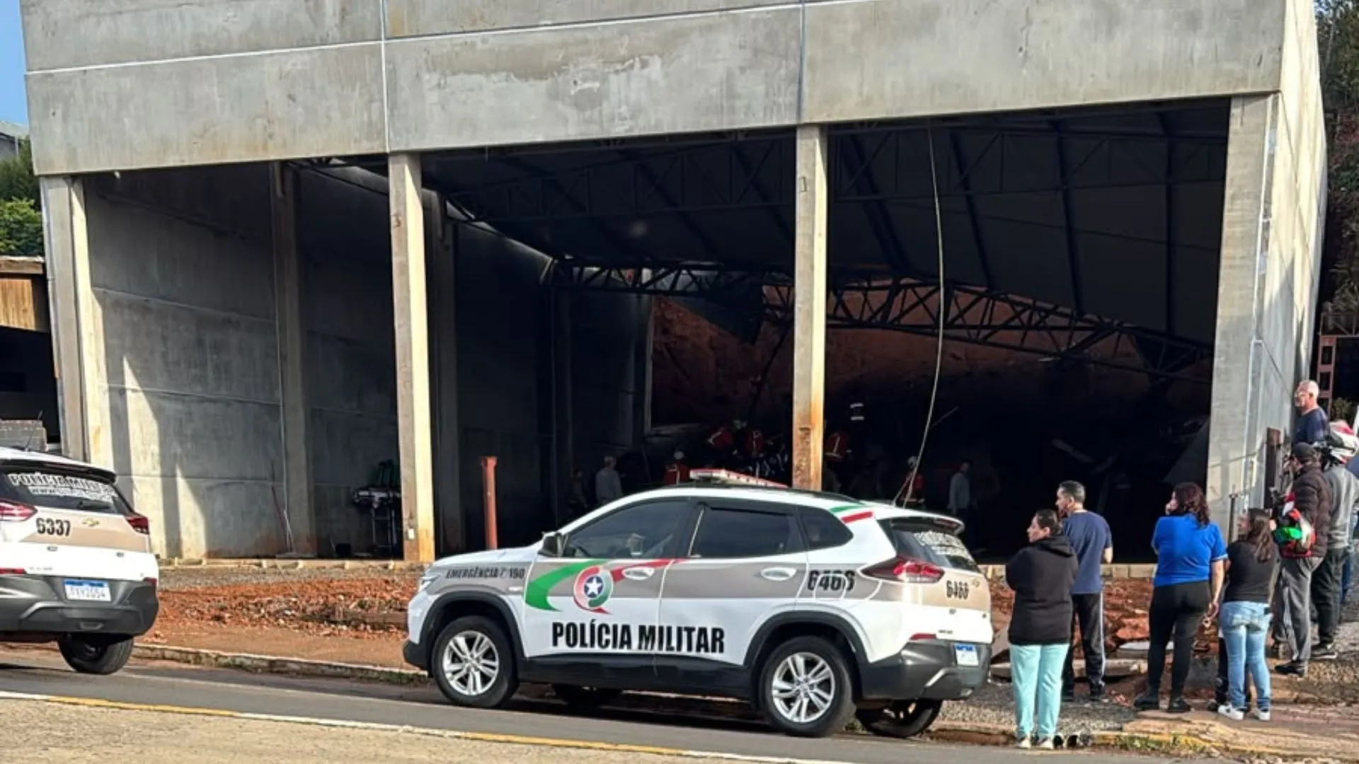 Parede de obra desaba e operários podem estar soterrados