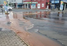 Rompimento de adutora causa transtornos no centro de Caçador Rompimento de adutora causa transtornos no centro de Caçador