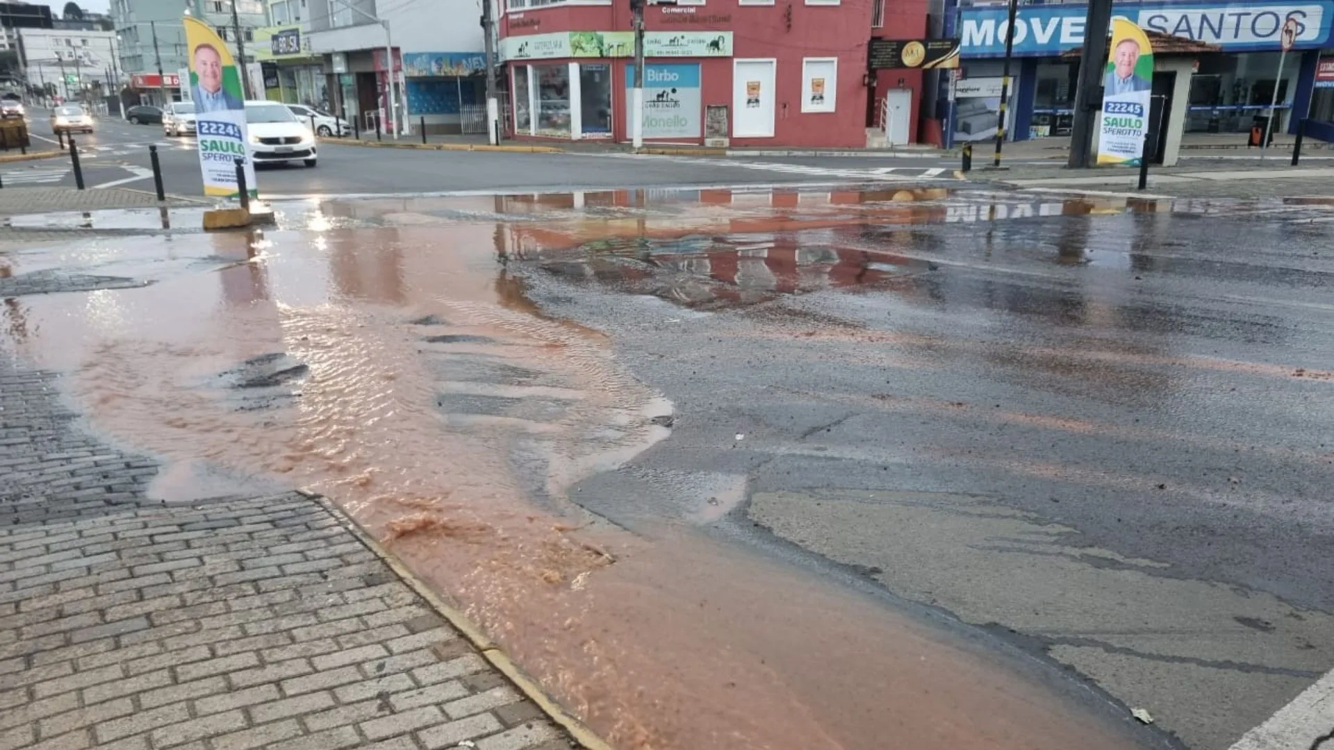Rompimento de adutora causa transtornos no centro de Caçador