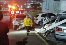 Carro sai da pista, bate em muro e atinge veículo em Tangará Carro sai da pista, bate em muro e atinge veículo em Tangará