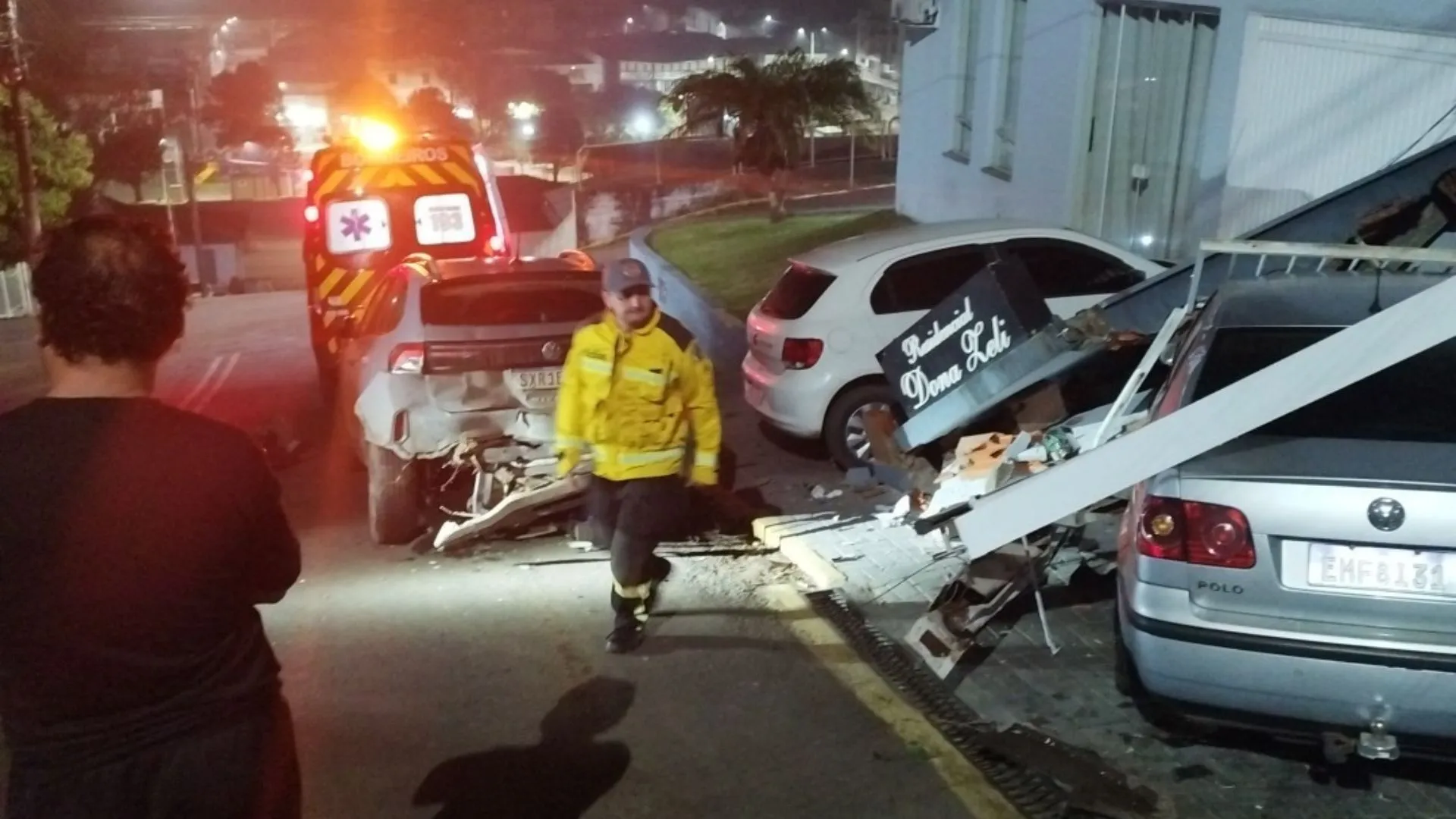 Carro sai da pista, bate em muro e atinge veículo em Tangará