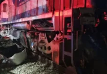 Carro fica destruído ao ser atingido por trem em SC Carro fica destruído ao ser atingido por trem em SC