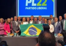 Flávio Bolsonaro anuncia Alfredo Gaspar como candidato a vice-presidente Flávio Bolsonaro anuncia Alfredo Gaspar como candidato a vice-presidente