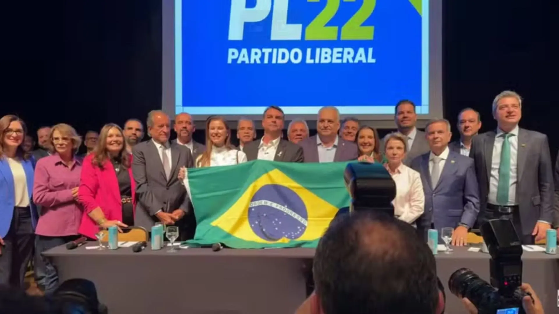 Flávio Bolsonaro anuncia Alfredo Gaspar como candidato a vice-presidente