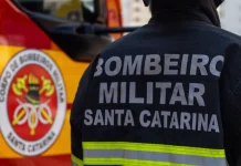 Van capota na SC-350 entre Lebon Régis e Caçador e motorista abandona o local Van capota na SC-350 entre Lebon Régis e Caçador e motorista abandona o local