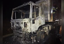 Veículo de carga é destruído por incêndio na SC-120 em Lebon Régis Veículo de carga é destruído por incêndio na SC-120 em Lebon Régis