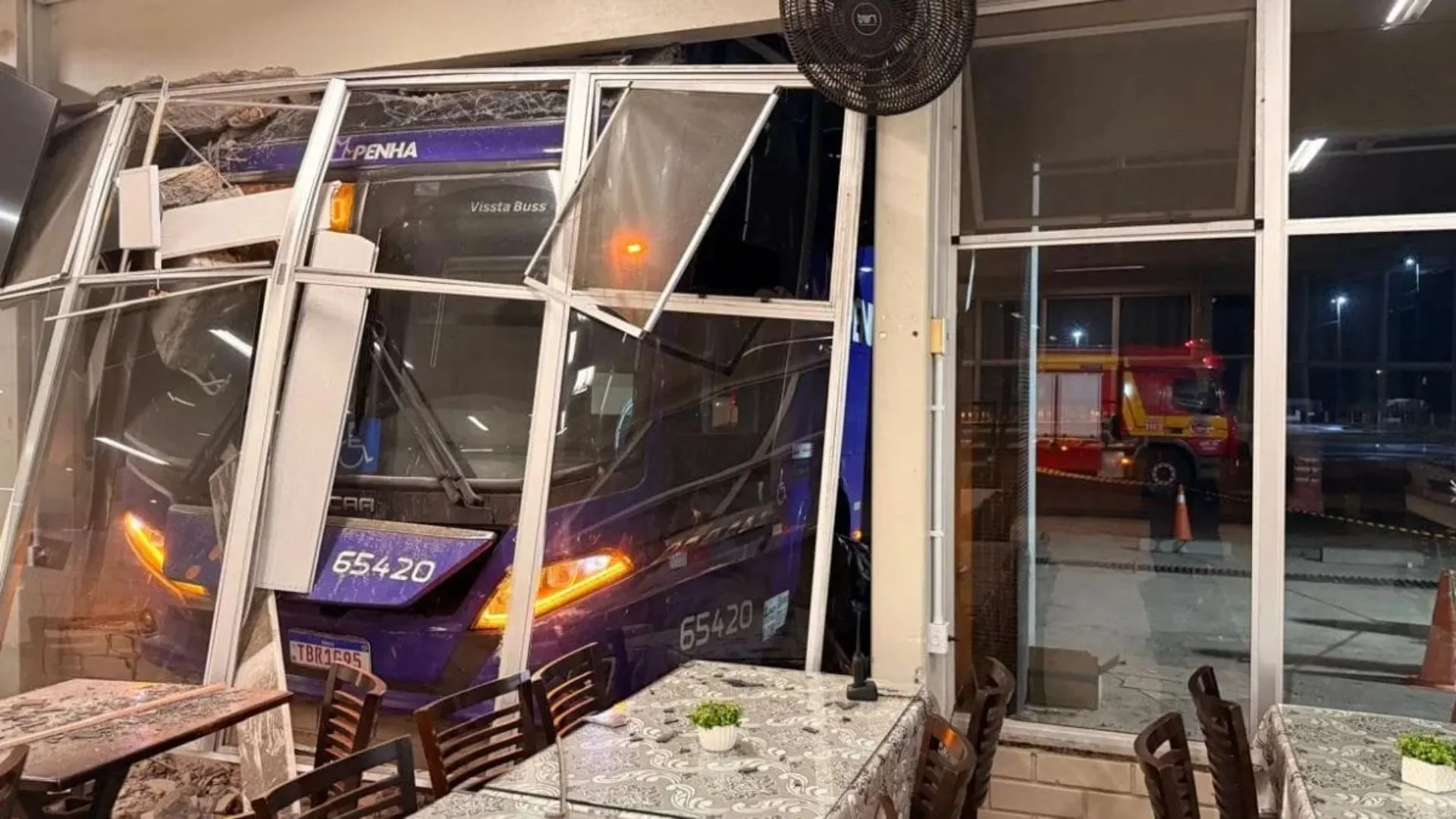 Ônibus invade restaurante Parada Matinhos, em Papanduva, e mata gerente de 33 anos