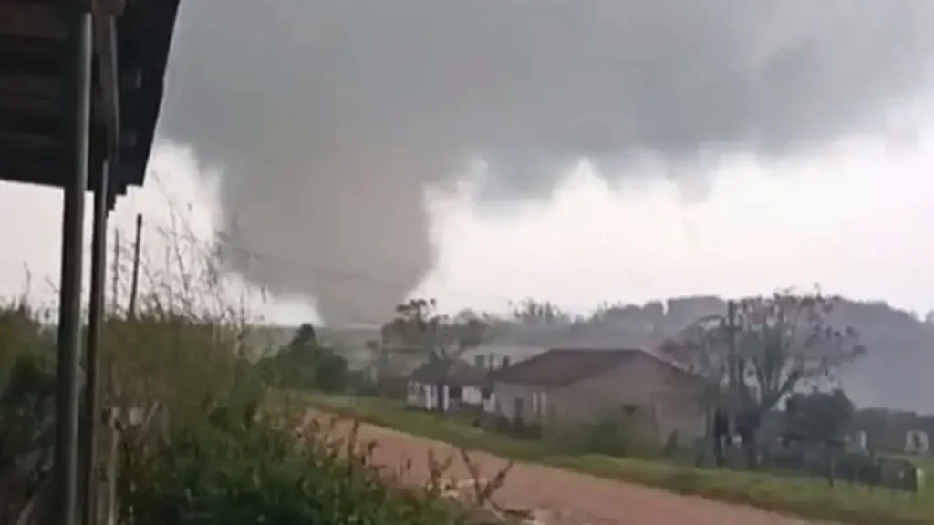 Novo tornado atinge o RS, deixa uma vítima fatal e provoca destruição com ventos de até 120 km/h