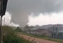 Novo tornado atinge o RS, deixa uma vítima fatal e provoca destruição com ventos de até 120 km/h Novo tornado atinge o RS, deixa uma vítima fatal e provoca destruição com ventos de até 120 km/h