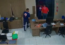 Câmeras registram momento em que bombeiros salvam criança de 2 anos após engasgamento Câmeras registram momento em que bombeiros salvam criança de 2 anos após engasgamento