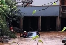Motorista perde controle, carro cai no rio e duas pessoas são salvas Motorista perde controle, carro cai no rio e duas pessoas são salvas