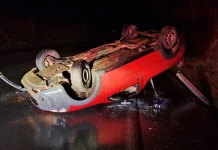 Carro roda na pista e bate em barranco na SC-135, em Caçador Carro roda na pista e bate em barranco na SC-135, em Caçador