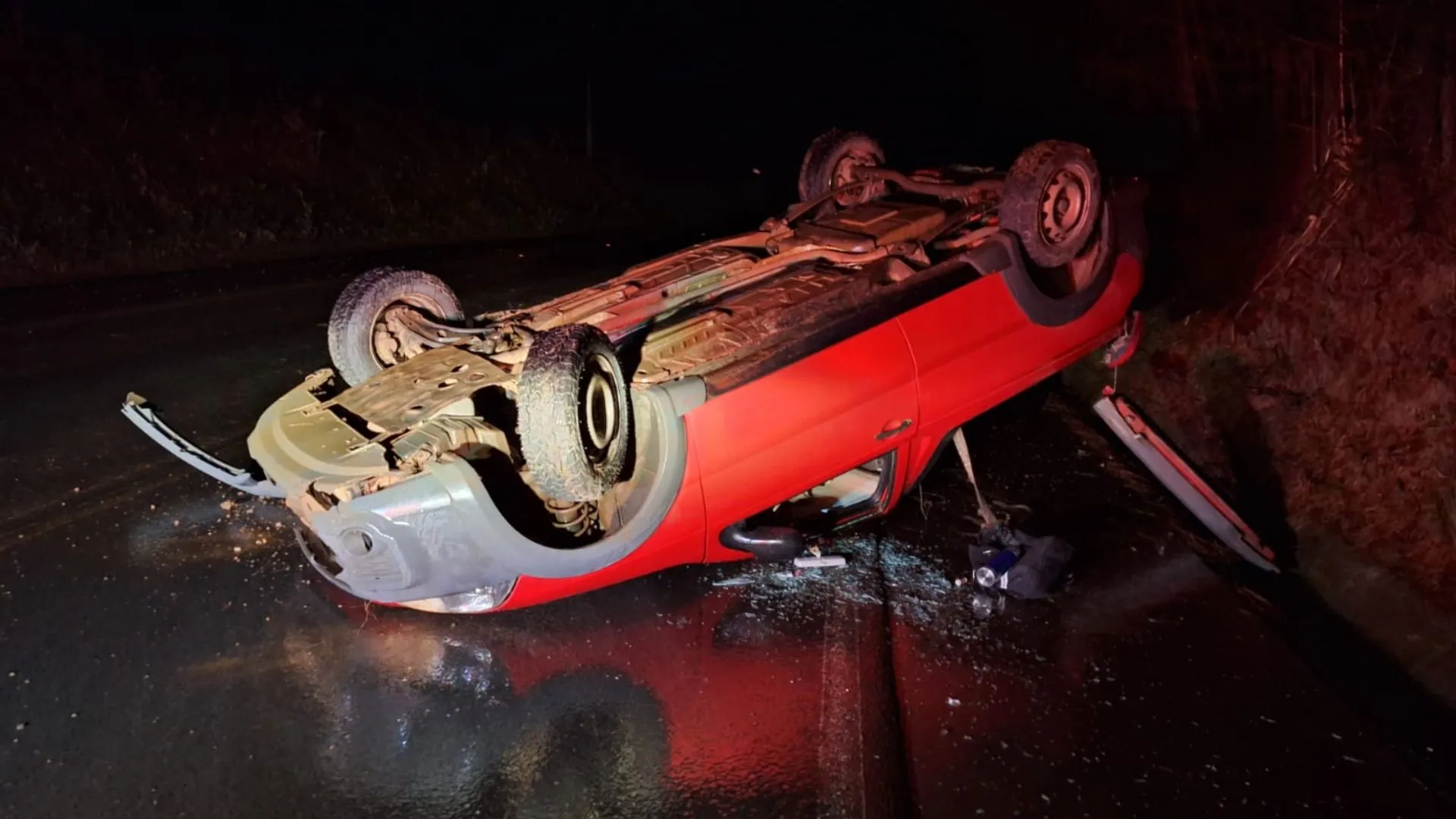 Carro roda na pista e bate em barranco na SC-135, em Caçador