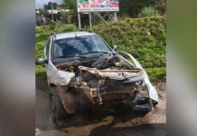 Colisão frontal entre dois carros deixa três pessoas feridas na BR-470 Colisão frontal entre dois carros deixa três pessoas feridas na BR-470
