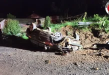 Três pessoas ficam feridas após carro capotar na SC-451, em Fraiburgo Três pessoas ficam feridas após carro capotar na SC-451, em Fraiburgo