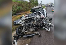 Mulher morre após carro bater de frente com caminhão na BR-282 Mulher morre após carro bater de frente com caminhão na BR-282