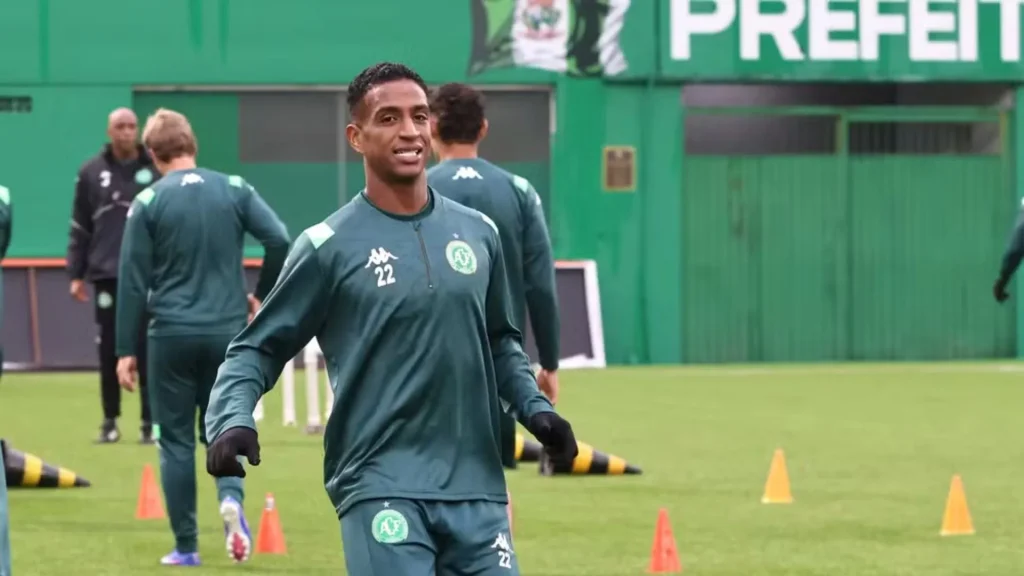 Meia da Chapecoense passa por cirurgia após sofrer múltiplas fraturas