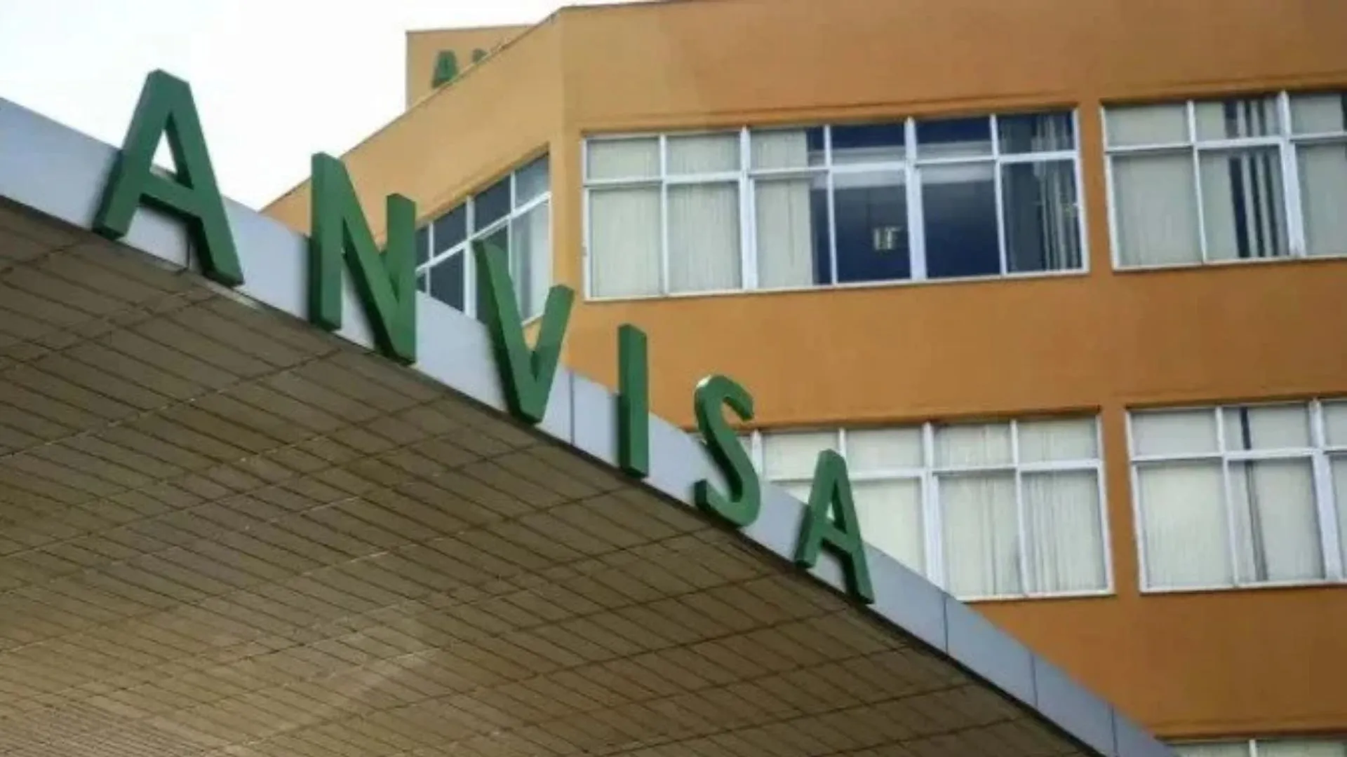 Anvisa manda retirar 12 produtos de limpeza do mercado