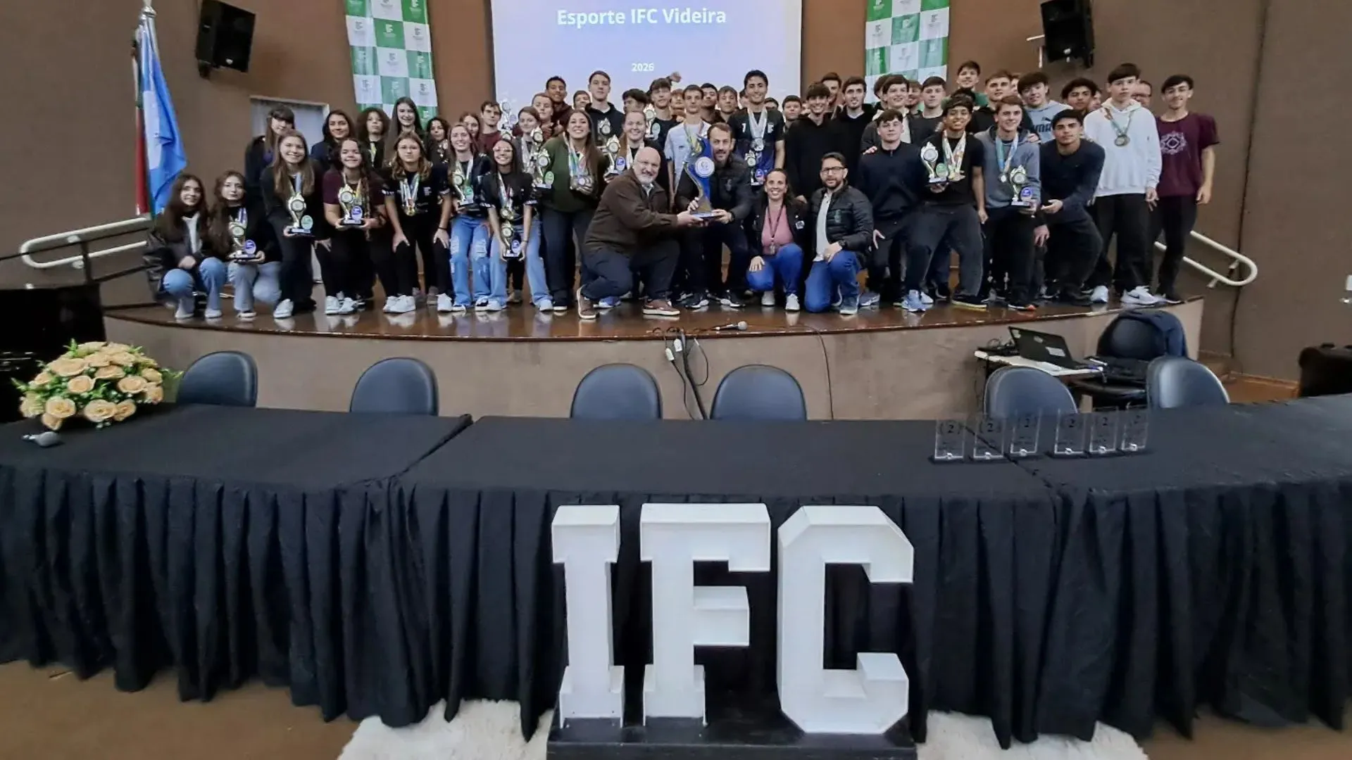 IFC recebe troféu de campeão geral da categoria infanto da Olivide