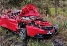 Acidente entre carro e ônibus escolar deixa dois feridos na SC-350 Acidente entre carro e ônibus escolar deixa dois feridos na SC-350