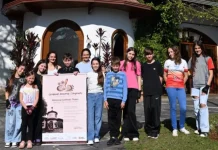 Projeto cultural ensina crianças a preservar a tradição da escultura em madeira Projeto cultural ensina crianças a preservar a tradição da escultura em madeira