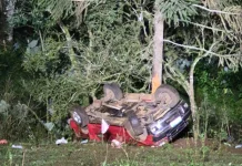 Mulher morre e homem fica gravemente ferido após carro cair em barranco Mulher morre e homem fica gravemente ferido após carro cair em barranco