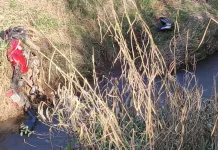 Motociclista cai cerca de 10 metros em ribanceira durante perseguição Motociclista cai cerca de 10 metros em ribanceira durante perseguição