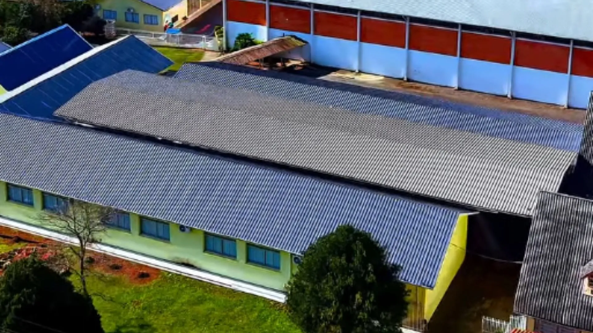 Reforma da Escola Silva Paranhos avança com novo telhado em Ipoméia