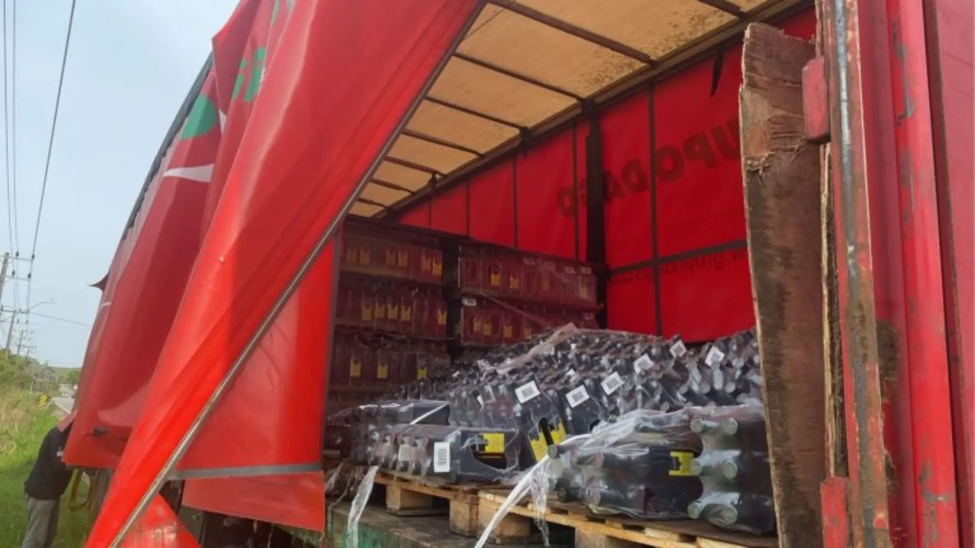Cerca de 1,8 mil garrafas de whisky são furtadas após carga cair de carreta em SC