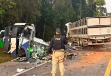 Micro-ônibus da Saúde e carreta batem de frente e deixam 23 mortos Micro-ônibus da Saúde e carreta batem de frente e deixam 23 mortos