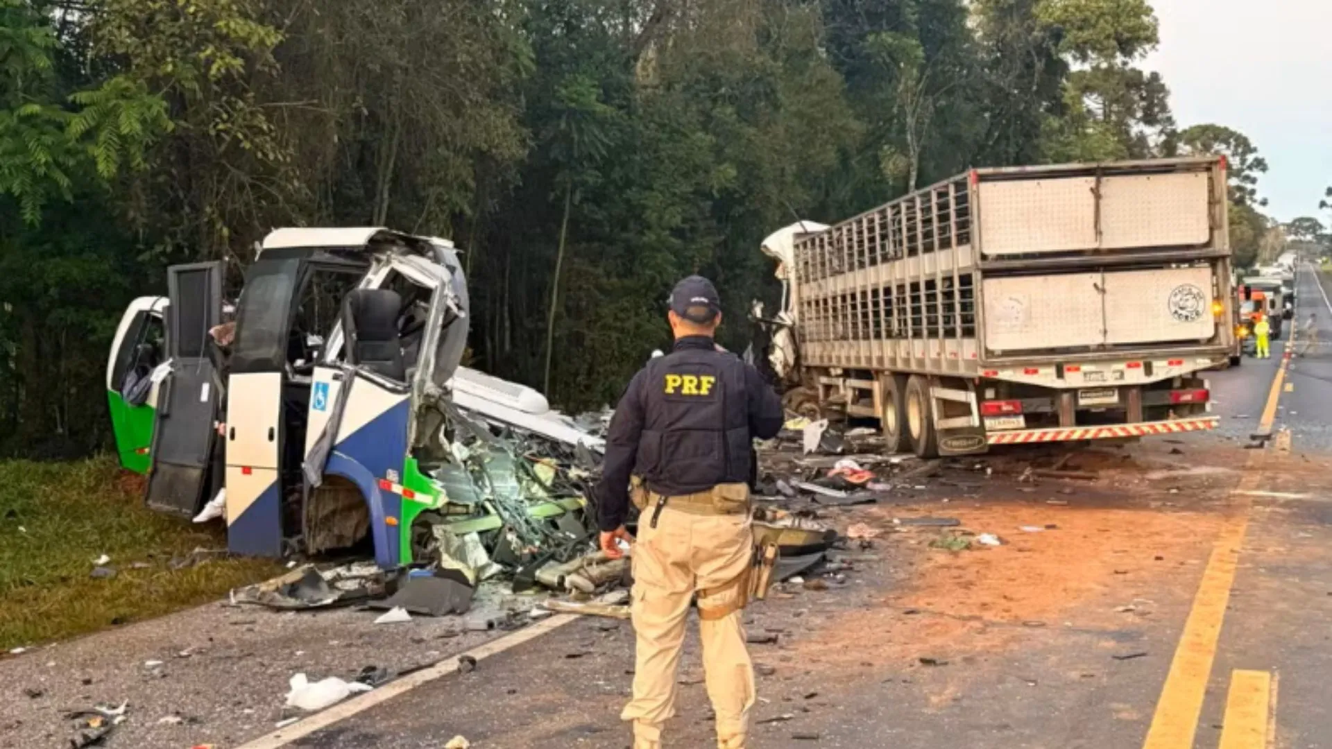 Micro-ônibus da Saúde e carreta batem de frente e deixam 23 mortos