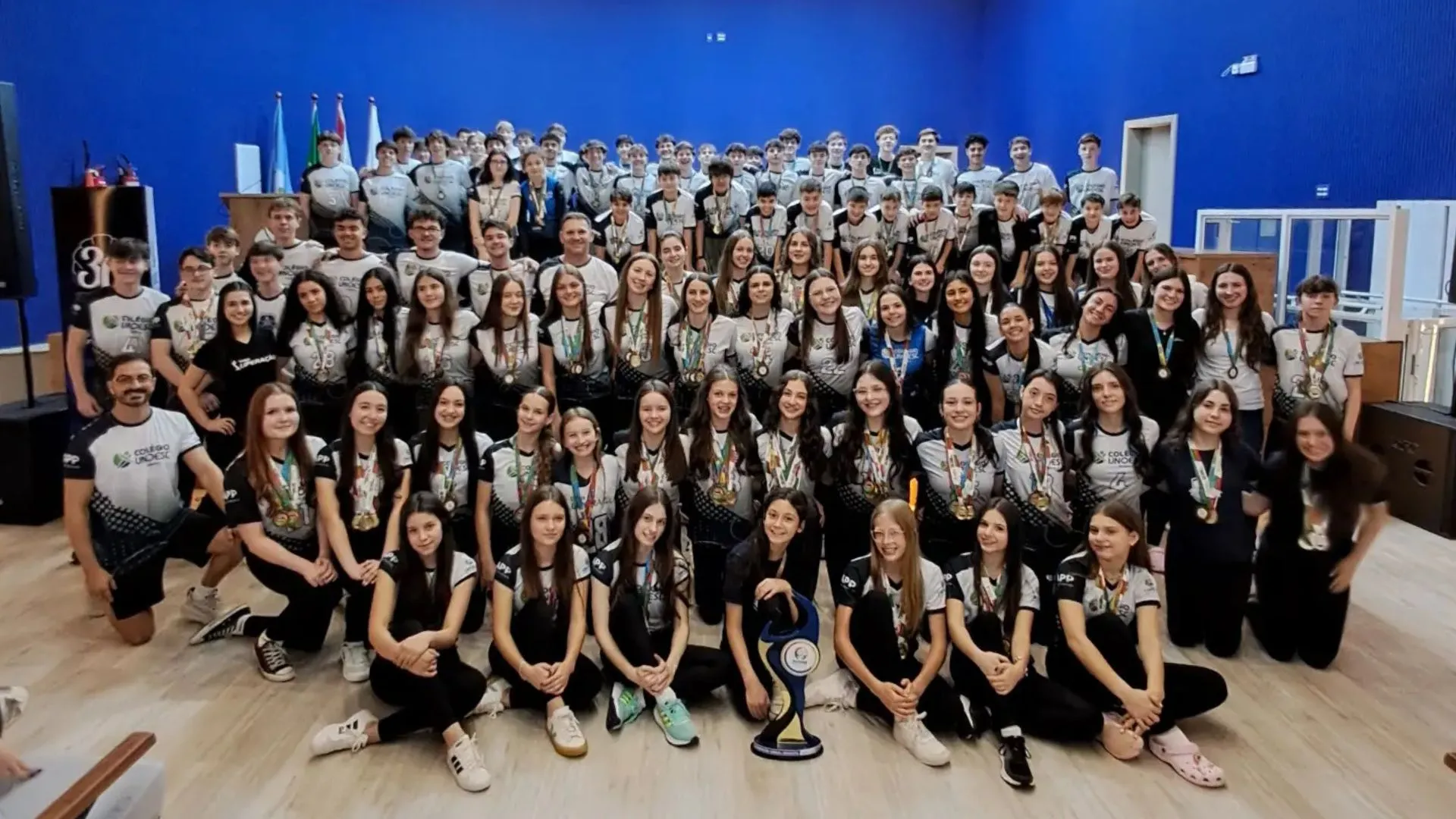 Colégio Unoesc recebe troféu de campeã geral da categoria infantil da Olivide