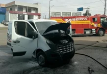 Furgão pega fogo na SC-350, em Lebon Régis Furgão pega fogo na SC-350, em Lebon Régis