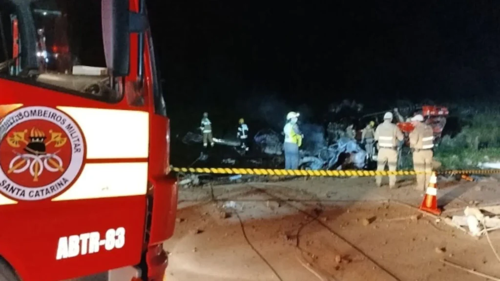 Quatro pessoas morrem após colisão seguida de incêndio na SC-305