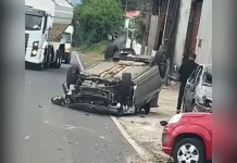 Colisão entre dois carros termina em capotamento na saída de Videira Colisão entre dois carros termina em capotamento na saída de Videira