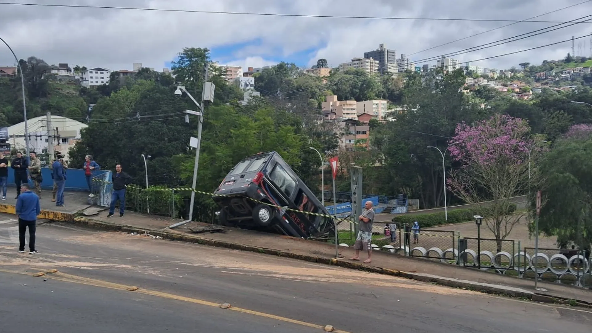 Acidente entre carro e van escolar deixa uma pessoa ferida em Videira
