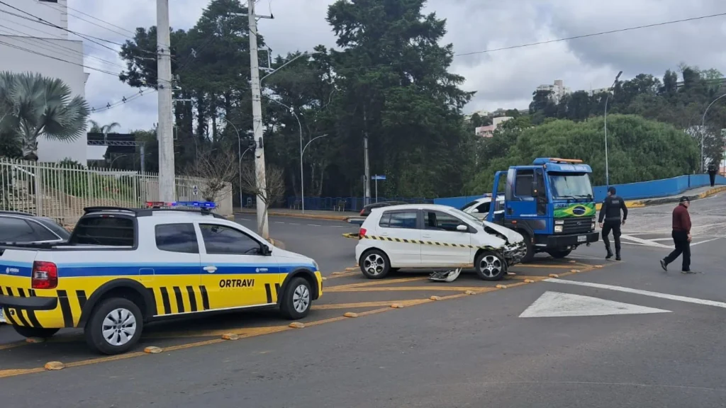 Acidente entre carro e van escolar deixa uma pessoa ferida em Videira