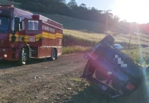 Capotamento deixa três vítimas, uma em estado grave, em Pinheiro Preto Capotamento deixa três vítimas, uma em estado grave, em Pinheiro Preto