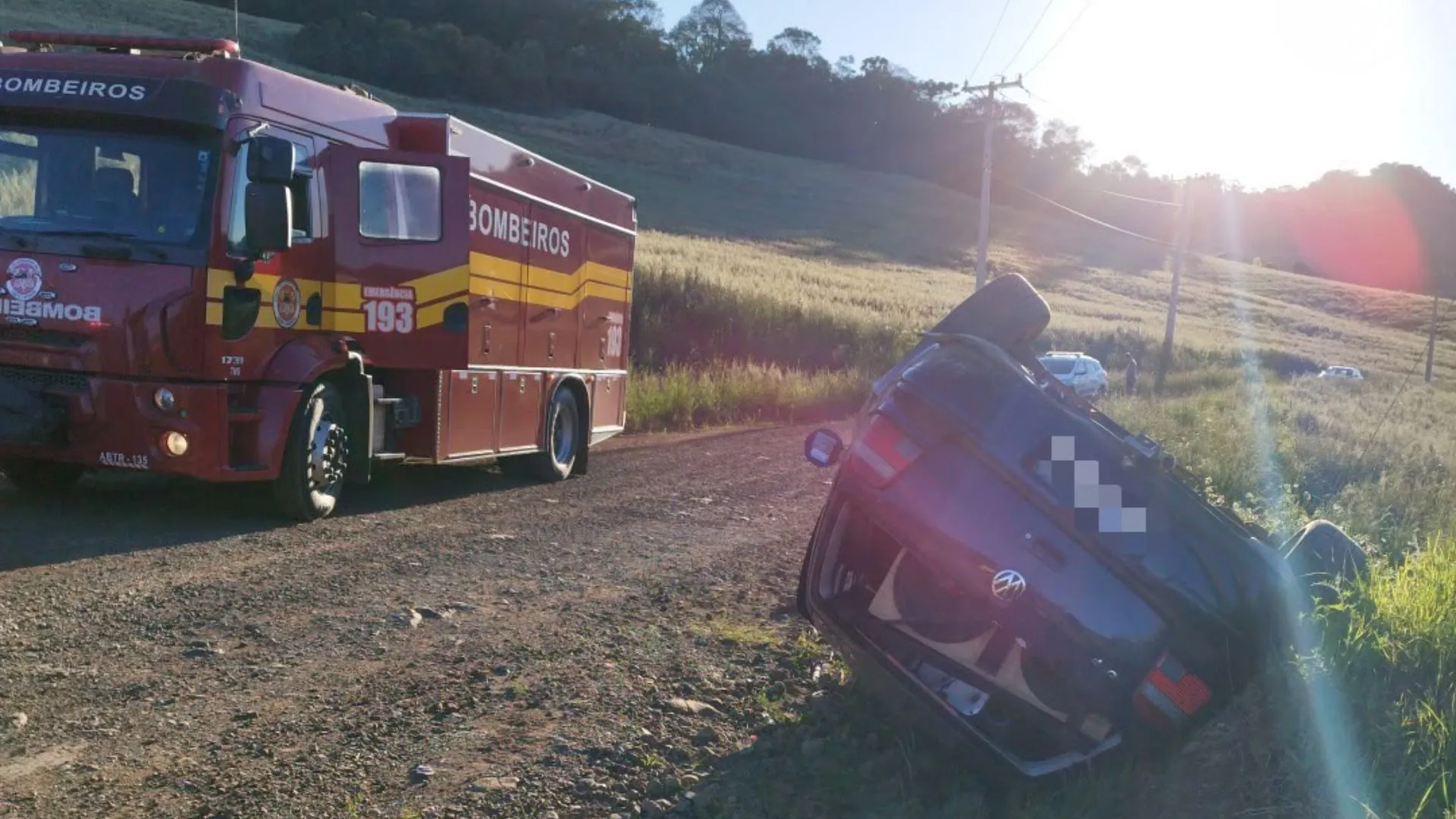Capotamento deixa três vítimas, uma em estado grave, em Pinheiro Preto