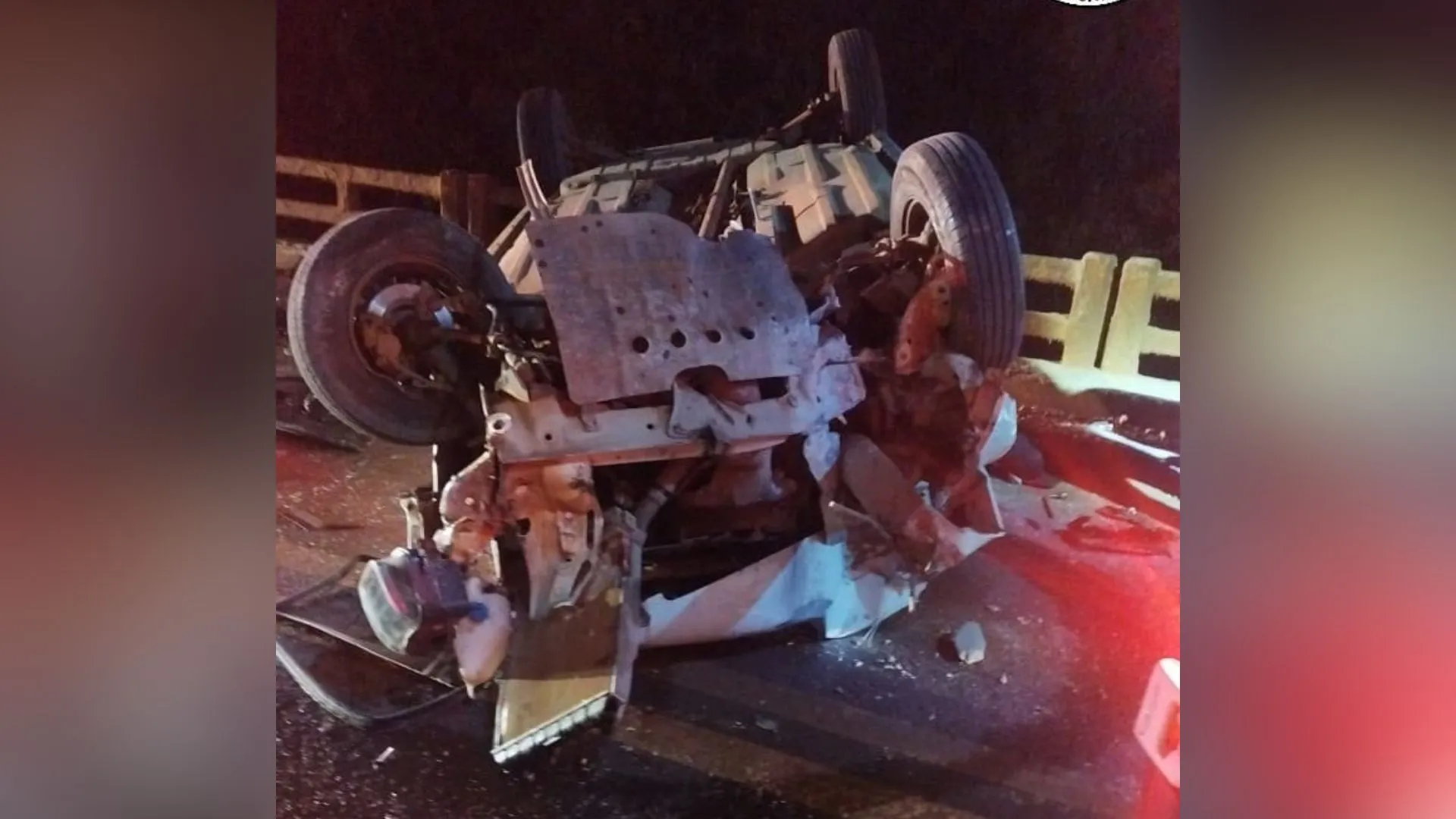 Veículo atinge proteção de ponte e capota em Campos Novos