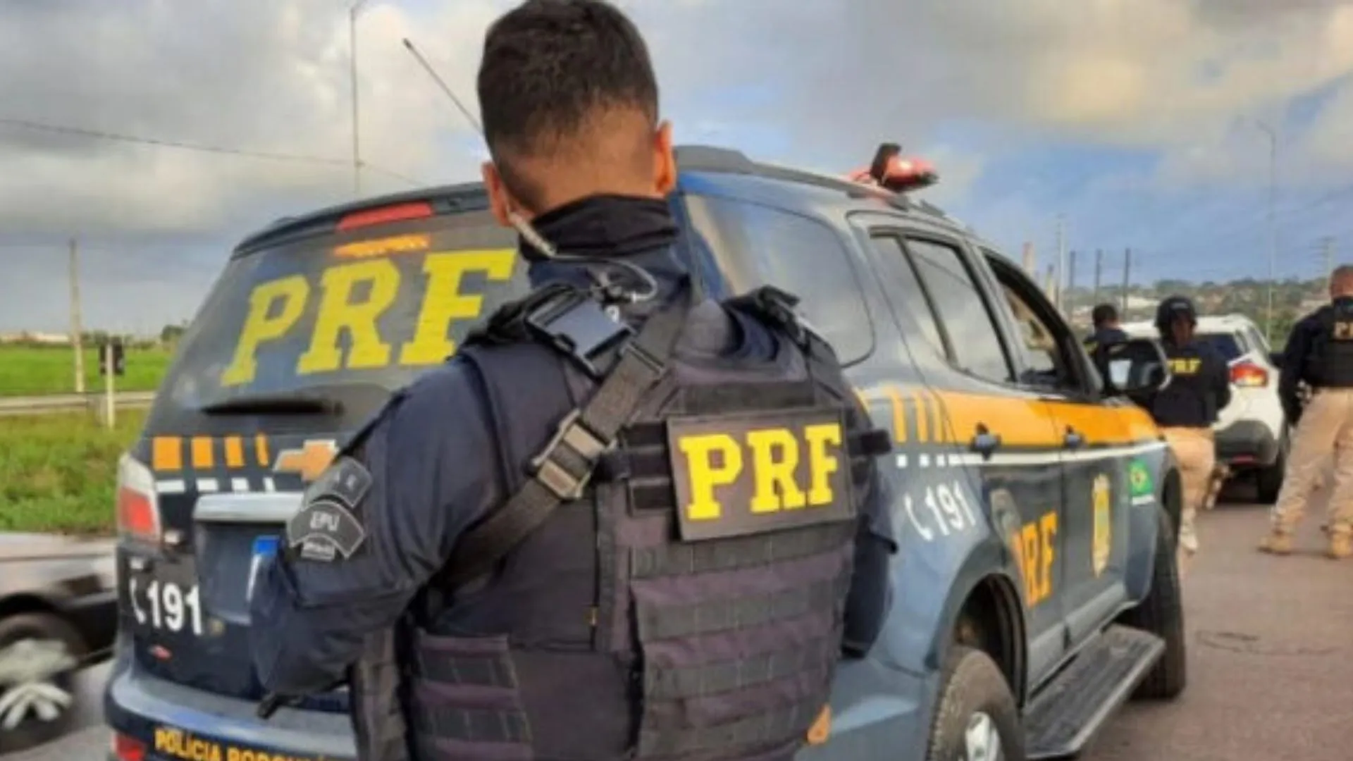 Homem é preso após PRF flagrar veículo com placas falsas no Meio-Oeste