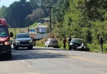 Gestante fica ferida após carro bater contra caminhão em Fraiburgo Gestante fica ferida após carro bater contra caminhão em Fraiburgo