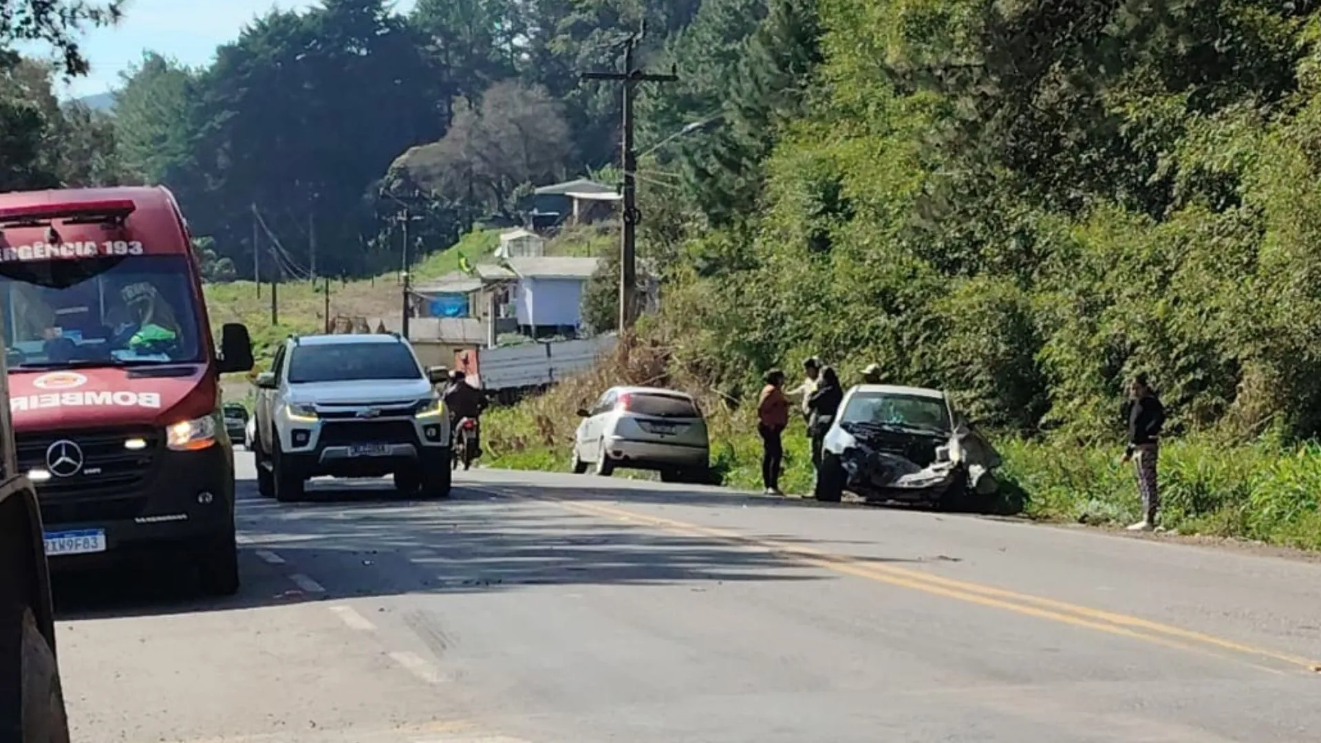 Gestante fica ferida após carro bater contra caminhão em Fraiburgo