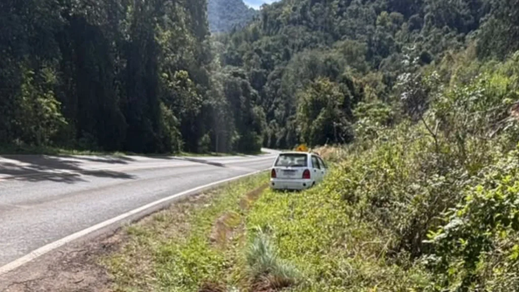 Homem fica ferido após sofrer crise de epilepsia e bater carro contra árvore em Salto Veloso