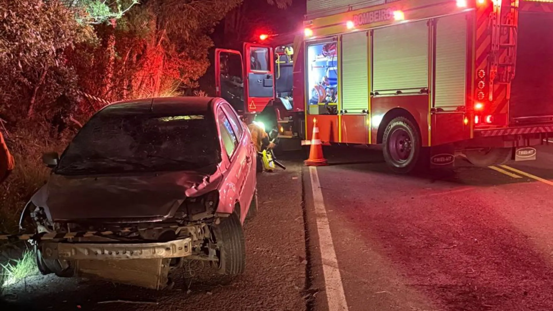 Árvore cai sobre carro e interdita SC-355, em Fraiburgo